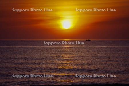 野付半島　日の出と漁船