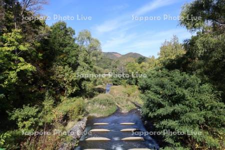 真駒内公園　真駒内川と藻岩山