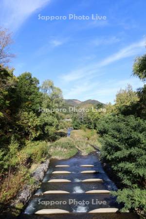 真駒内公園　真駒内川と藻岩山