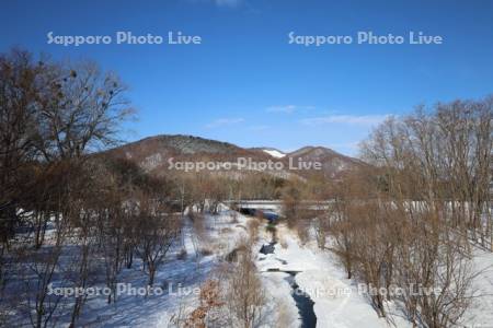真駒内公園　真駒内川と藻岩山