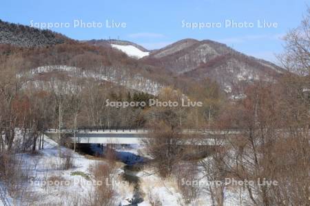 真駒内公園　真駒内川と藻岩山
