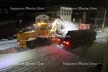 夜の住宅街の除排雪作業