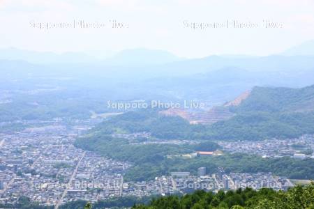 硬石山と川沿