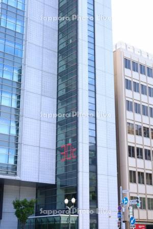 大通駅とビルの温度計