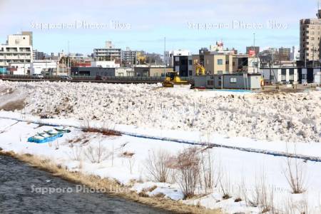 豊平川と雪堆積場