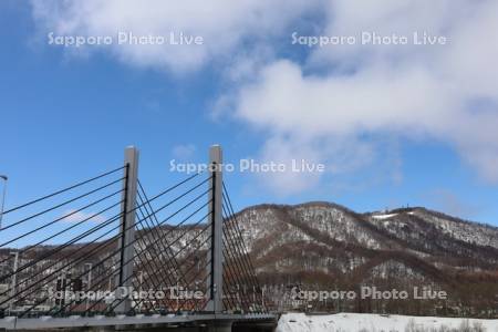 ミュンヘン大橋と藻岩山