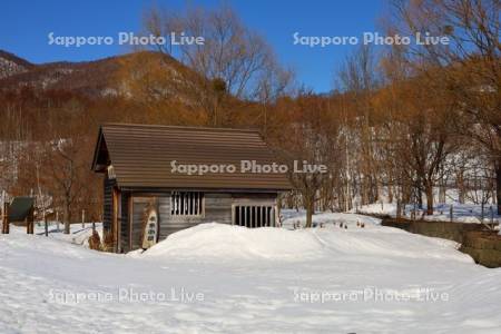 雪解けの五天山公園　水車小屋
