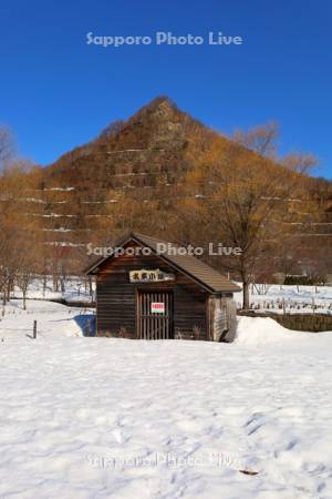 雪解けの五天山公園　水車小屋
