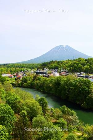ニセコ大橋より尻別川と羊蹄山