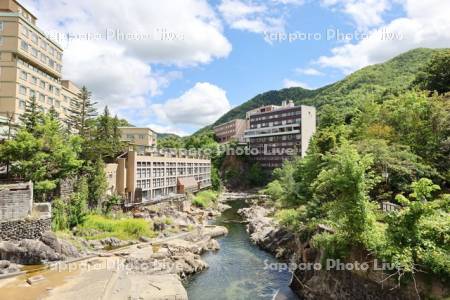 定山渓温泉　月見橋より豊平川
