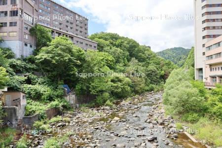 定山渓温泉　月見橋より豊平川