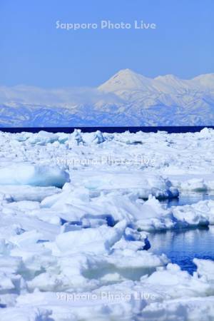 流氷と羅臼岳