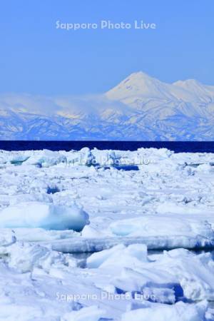 流氷と羅臼岳