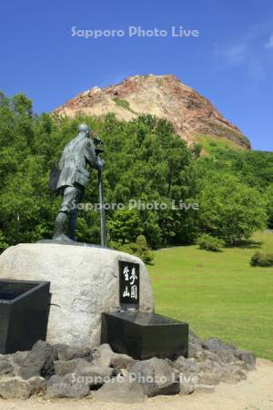 昭和新山　観測器具を構える三松正夫像