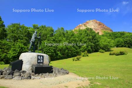 昭和新山　観測器具を構える三松正夫像