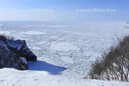 フレペの滝からオホーツク海流氷