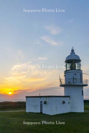 襟裳岬灯台と夕日