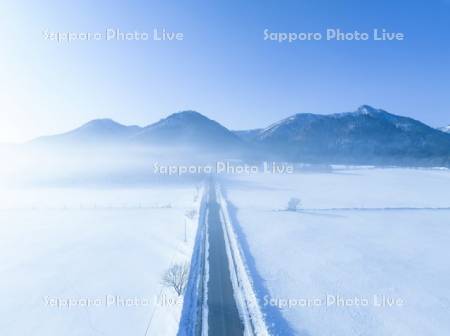 雪原と道路　空撮