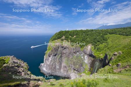 フレペの滝と知床岬観光船