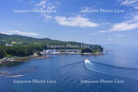 プユニ岬よりウトロ港と観光船