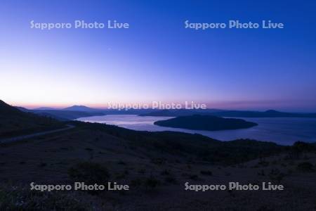 朝の美幌峠より屈斜路湖を望む