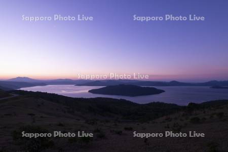 朝の美幌峠より屈斜路湖を望む