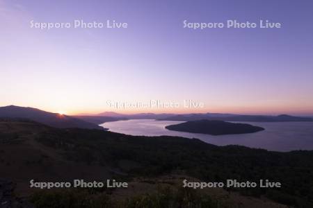 朝の美幌峠より屈斜路湖を望む