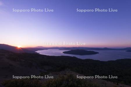 朝の美幌峠より屈斜路湖を望む