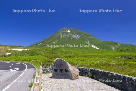 知床峠より羅臼岳を望む　国道334号線