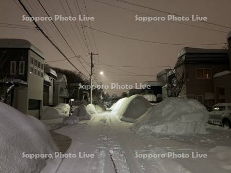 大雪の住宅街　夜景