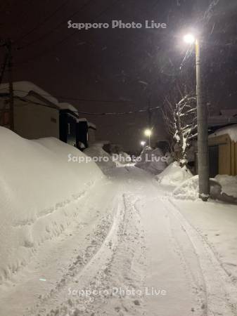 大雪の住宅街　夜景