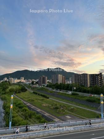 幌平橋より藻岩山の夕景