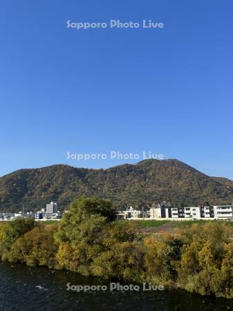 豊平川と藻岩山