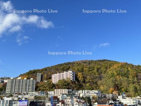 傾斜地の住宅街と藻岩山