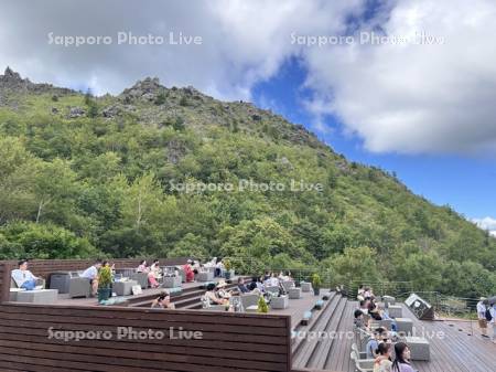 観光客で賑わう有珠山テラスと洞爺湖