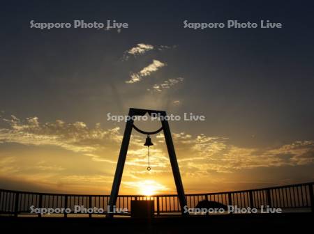 室蘭　祝津臨海公園の夕日と幸福の鐘