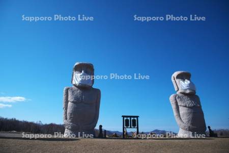 真駒内滝野霊園のモアイ像　コロナ禍