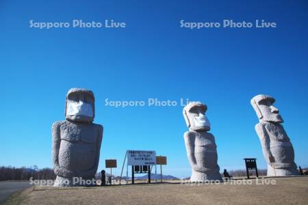 真駒内滝野霊園のモアイ像　コロナ禍